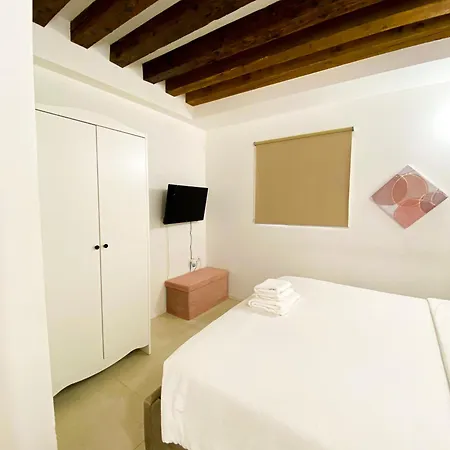 Isa Lovely In Apartman