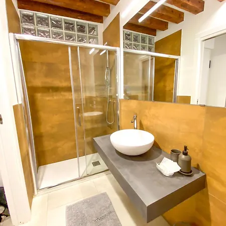 Isa Lovely In Apartman