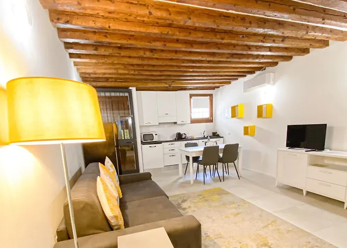 Isa Lovely In Appartement